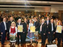 Die Gewinner des Landesentscheides mit Urkunden auf der Bühne.