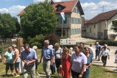 Leute besichtigen ein Dorf