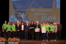 Gruppenbild der Silbergewinner aus Pfofeld auf der Bühne mit Staatsministerin Michaela Kaniber