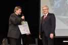 Ein Vertreter aus Harsdorf nimmt den Sonderpreis auf der Bühne von Präsident Wolfram Vaitl entgegen
