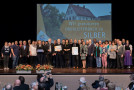 Gruppenbild der Silbergewinner aus Oberleiterbach auf der Bühne mit Staatsministerin Michaela Kaniber